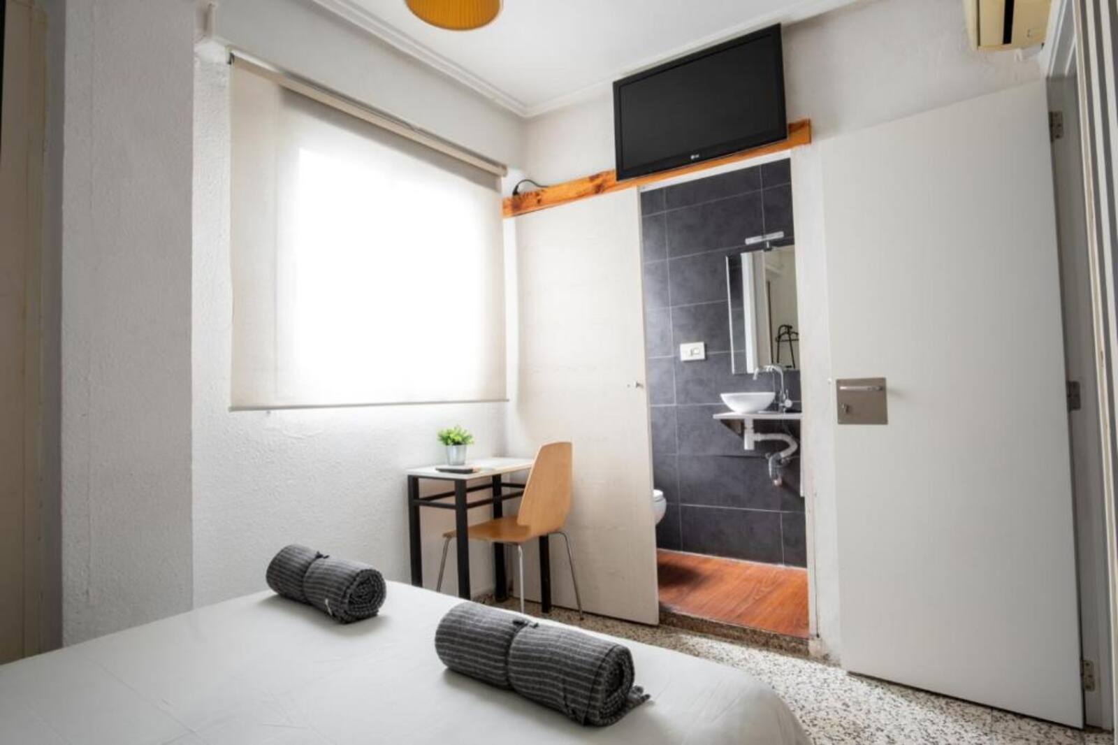 Room with desk and en-suite bathroom in central Valencia