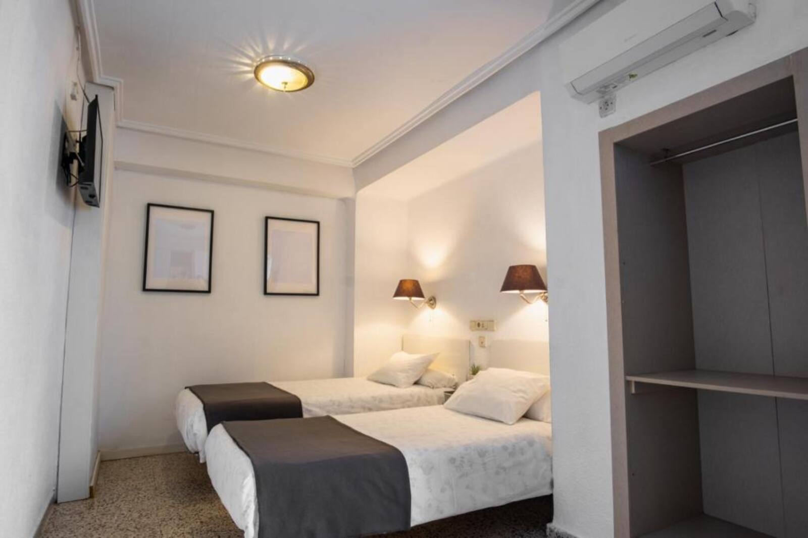 Double or twin room with two beds in Valencia