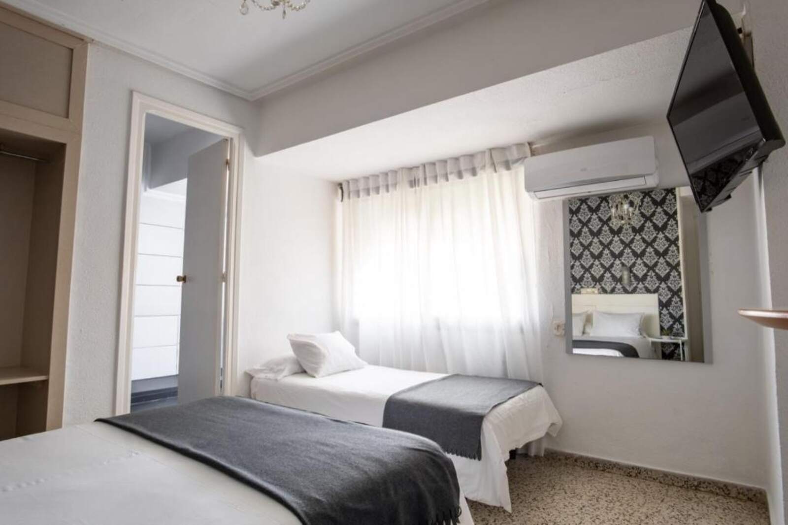 Double room with an extra bed in Valencia