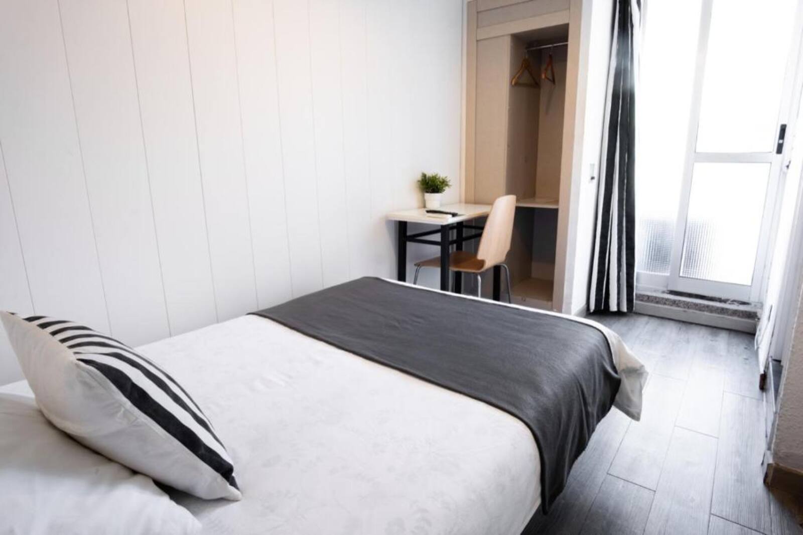Single room with one twin bed in Valencia